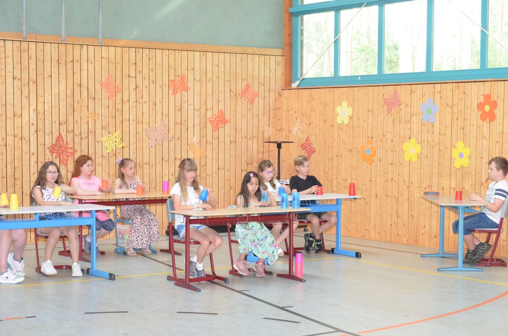 Beim Unterricht in der Turnhalle - hier bei der Jubiläumsfeier zum 30-jährigen Bestehen der Schule - wäre weit mehr Platz als im engen Klassenzimmer.