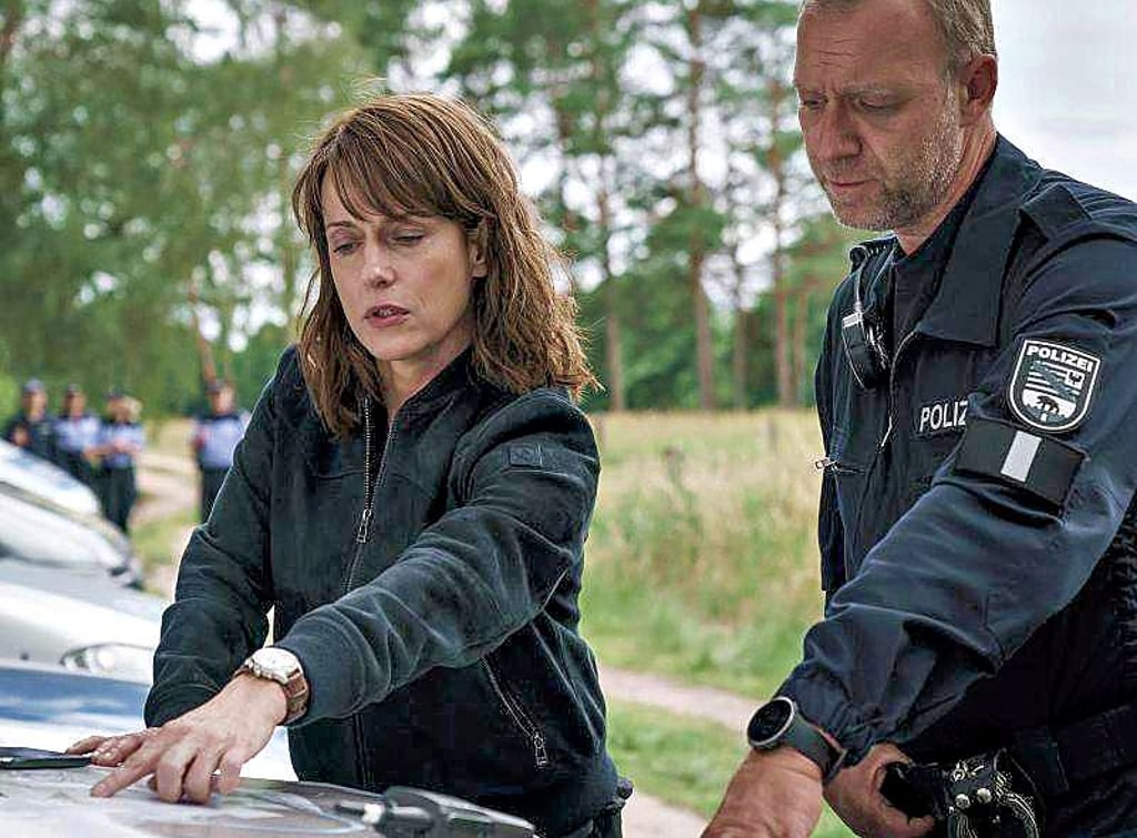 Kommissarin Brasch (Claudia Michelsen) instruiert die Kollegen für die Leichensuche im „Polizeiruf 110: Der Verurteilte" aus dem Jahr 2020.