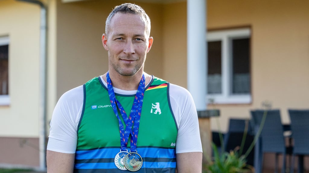 Im Trikot seines Vereins: Markus Kralisch aus Groß Naundorf hat sich fürs Foto noch einmal seine Medaillen umgehängt.