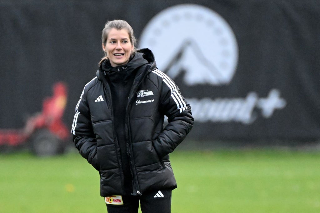 Union Berlins Interims-Co-Trainerin Marie-Louise Eta während des Trainings.