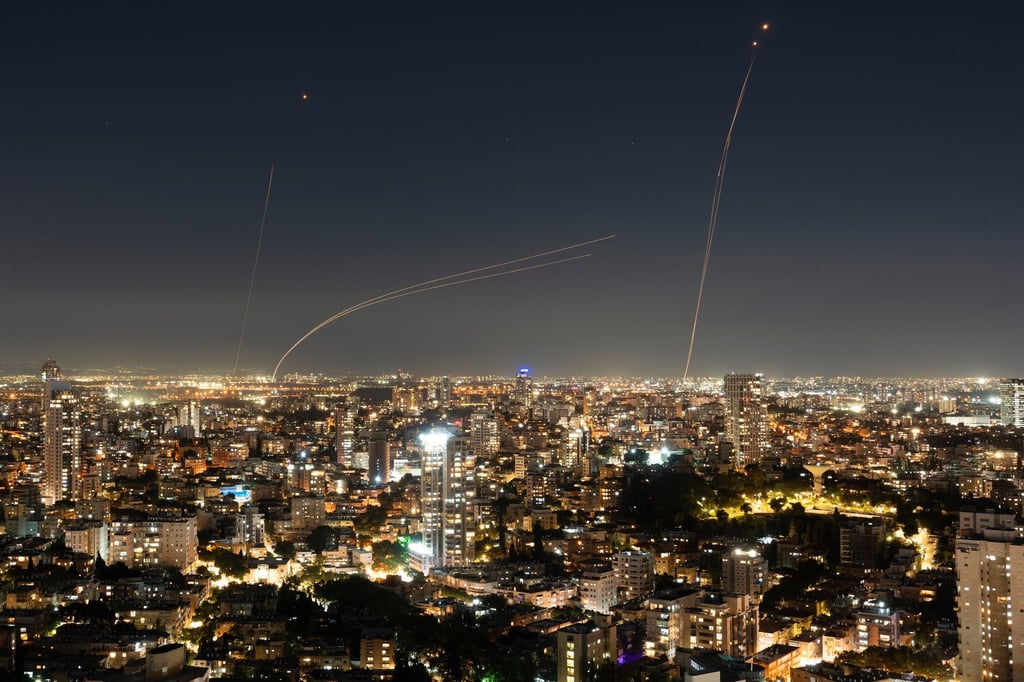 Das israelische Luftabwehrsystem Iron Dome versucht eine aus dem Gazastreifen abgefeuerte Rakete abzufangen.