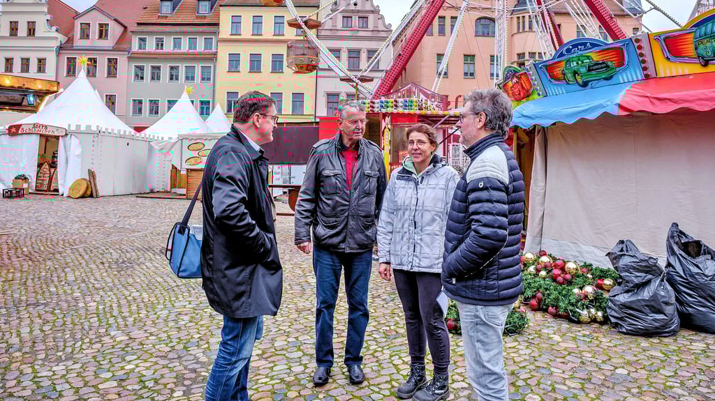 Letzte Absprachen am Markt: Torsten Zugehör, Peter Fasbender, Stefanie Treppesch und Thomas Schneider (v.l.)