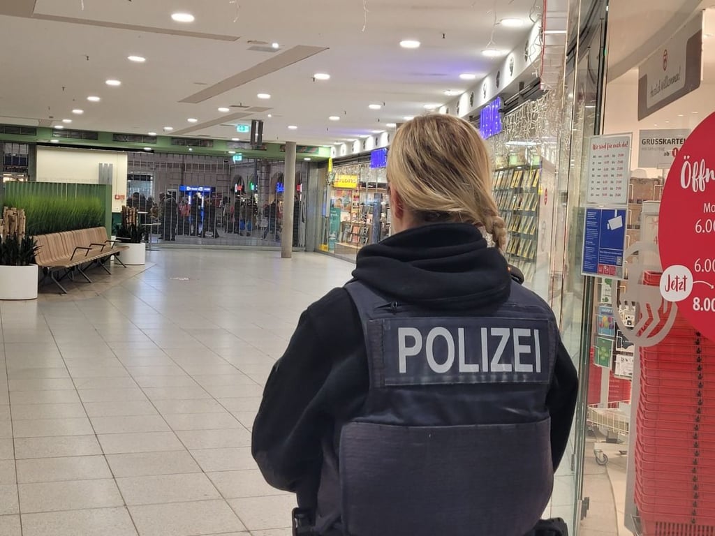 Ein herrenloser Koffer sorgte am Dienstagmittag für Aufregung am Hauptbahnhof Halle.