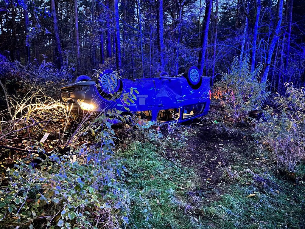 Ein Mercedes Vito hat sich bei einem Unfall auf der K1103 nahe Letzlingen überschlagen. Dabei wurden fünf Menschen verletzt. Foto: