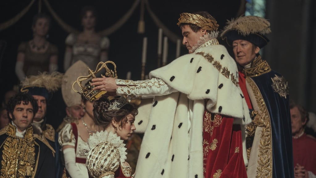 Vanessa Kirby (l) als Kaiserin Josephine und Joaquin Phoenix als Napoleon in einer Szene des Films „Napoleon“.