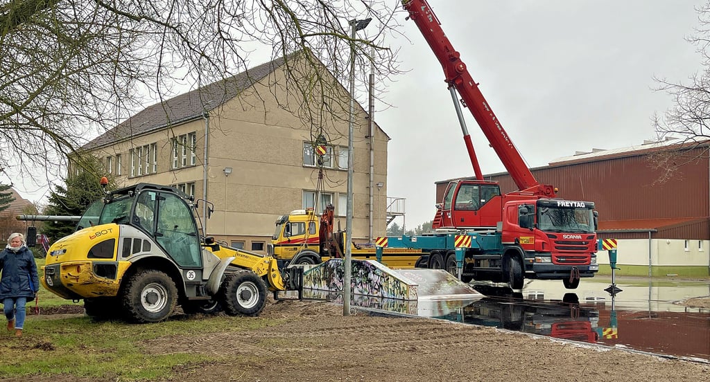 Anfang 2022 wurde am Jugendclub-Gebäude (im Hintergrund zu sehen) in Tangerhütte noch mit Spendengeldern und viel Aufwand eine Skaterbahn neu angelegt. Jetzt soll der Club ausziehen, die Skaterbahn aber bleiben.