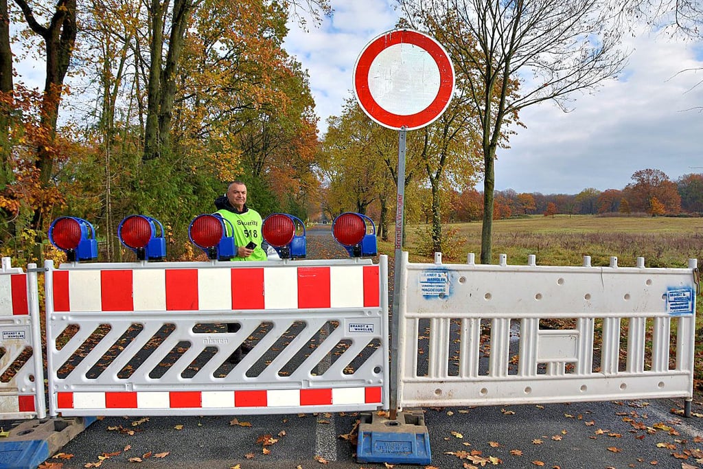 Die Straße von Velsdorf nach Calvörde ist voll geperrt. Abgeschirmt von der Öffentlichkeit wird im Laubmischwald ein neuer Kriminalfilm gedreht.