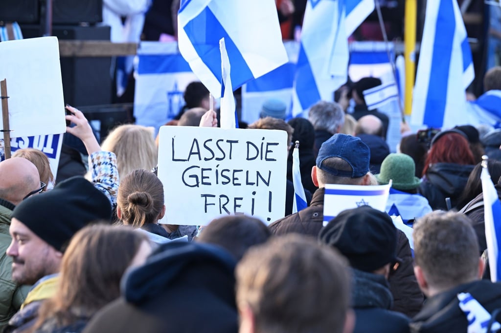 „Lasst die Geiseln frei“: Eine Demonstrantin mit einem Transparent auf der Kundgebung „Jüdisches Leben Berlin“ für Israel und gegen Antisemitismus.
