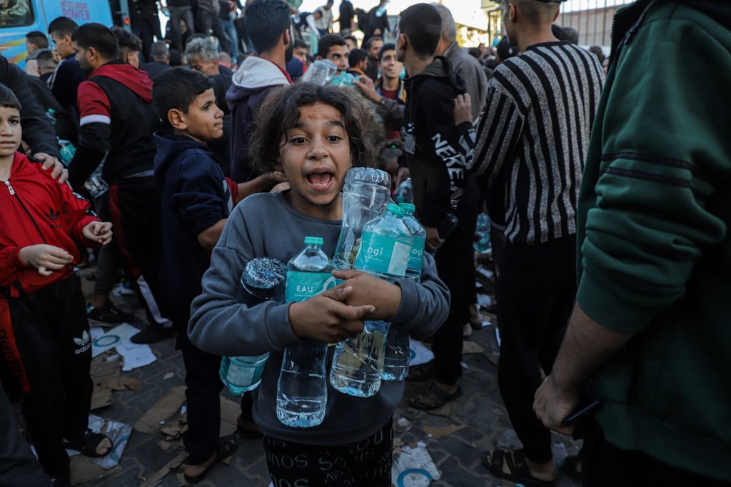 Wasserflaschen werden in Chan Junis im südlichen Gazastreifen verteilt. Der Deal mit Israel sieht der Hamas zufolge auch vor, dass 300 Lastwagen mit Hilfsgütern in den Gazastreifen einfahren. Dies könnte die Notlage in dem Küstengebiet zumindest ein bisschen verbessern.