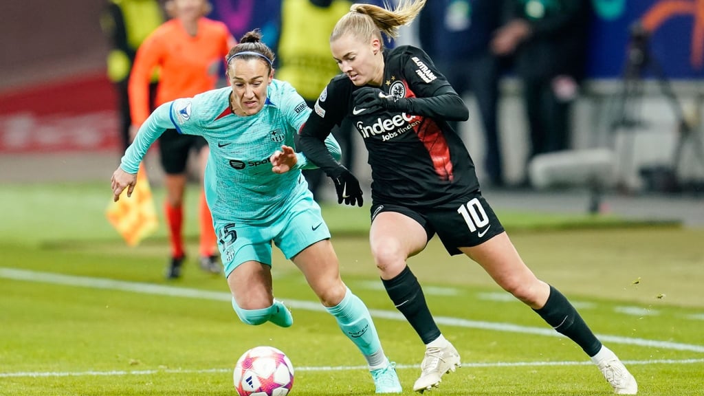 Frankfurts Torschützin Laura Freigang (r) im Zweikampf mit Lucy Bronze vom FC Barcelona.