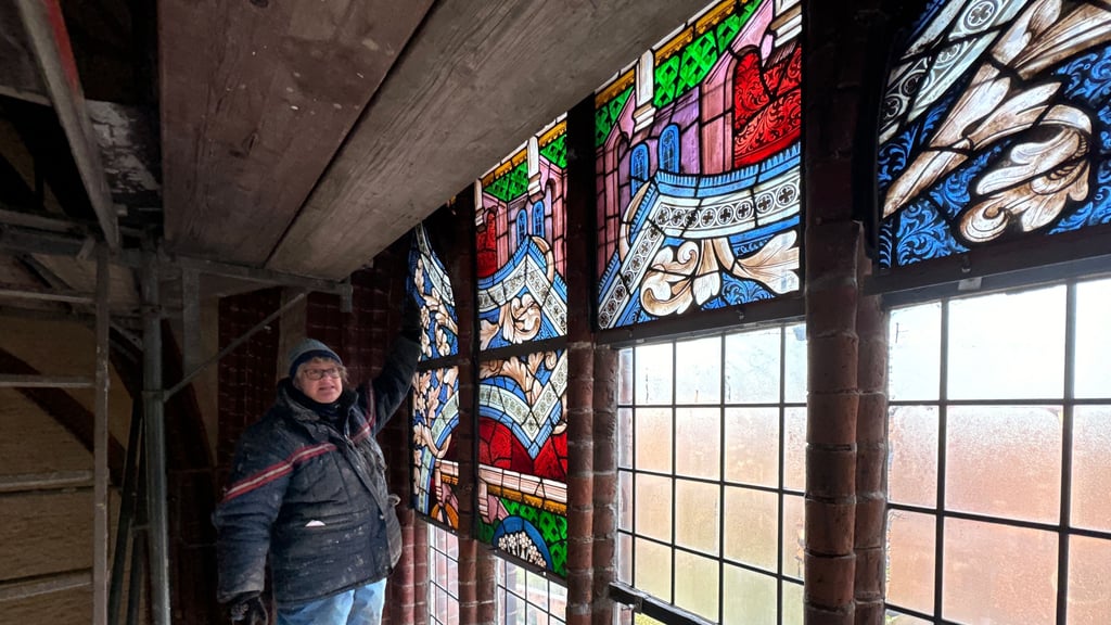 Glasermeisterin Andrea Wilde aus Tangerhütte überwacht den Ausbau der mittelaterlichen Fenster im Stendaler Dom.