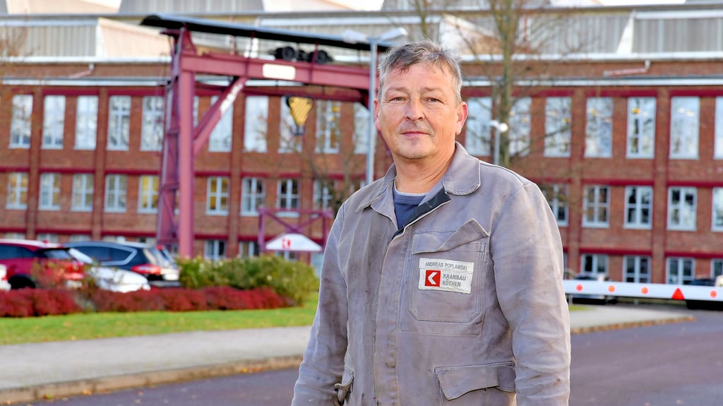 Andreas Poplawski geht im Kranbau seiner Arbeit nach. Obwohl er Tag und Nacht von Leistenbeschwerden geplagt wird.