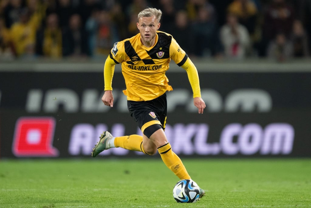 Dynamos Tom Berger spielt den Ball.