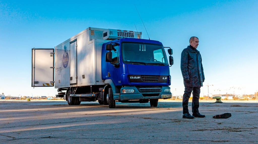 Michail Leskow (Jevgenij Sitochin) auf dem Parkplatz des Kühllasters in einer Szene des Films „Schlepper - Der Usedom-Krimi“.