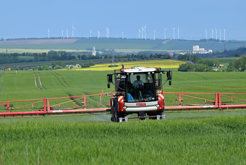 Auf einem Feld wird mit einer selbstfahrenden Pflanzenschutzspritze ein Fungizid gesprüht.