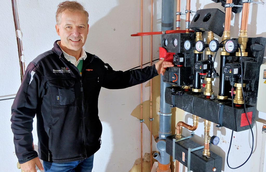 Auf diesen Verteiler hat Torsten Schlüter lange gewartet. Nach der Entlüftung der Heizungsanlage wird die Turnhalle langsam warm.