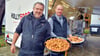 Joachim Bähre (links) vom Hollyfood Catering und sein Mitarbeiter  versorgen das Filmteam auf dem Areal des Sportplatzes in Velsdorf mit kulinarischen Köstlichkeiten. Gedreht wird im naheliegenden Wald derzeit eine neue Folge vom „Polizeiruf 110“.