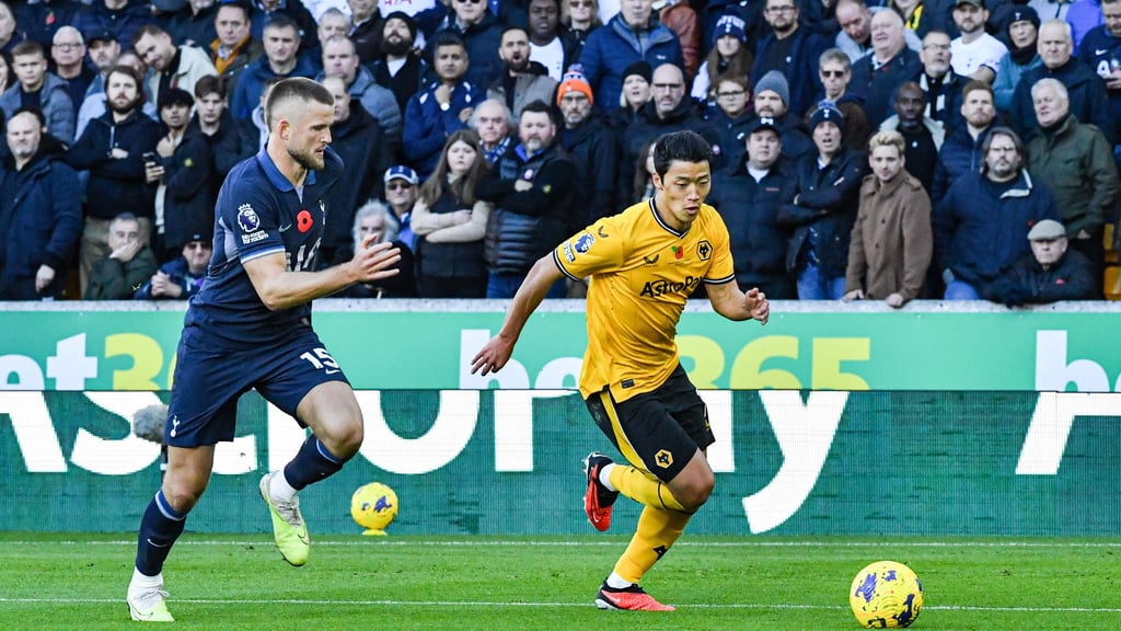 Hee-chan Hwang (r.) läuft Eric Dier davon.