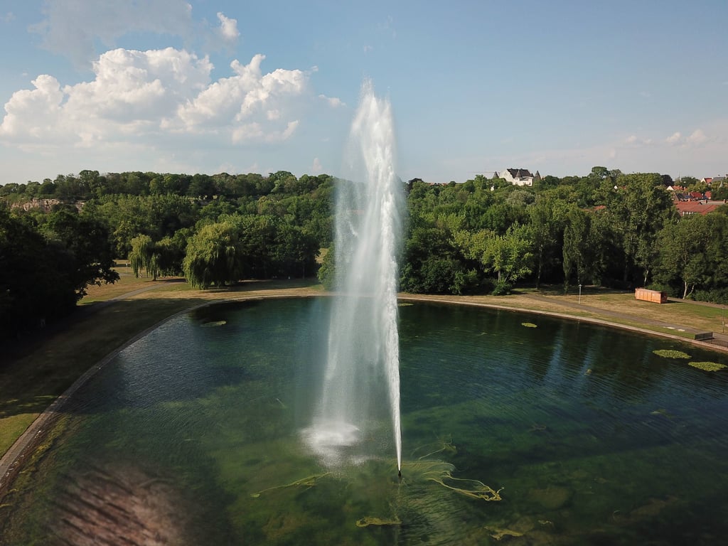 Die Fontäne auf der Ziegelwiese wird gerade trockengelegt.