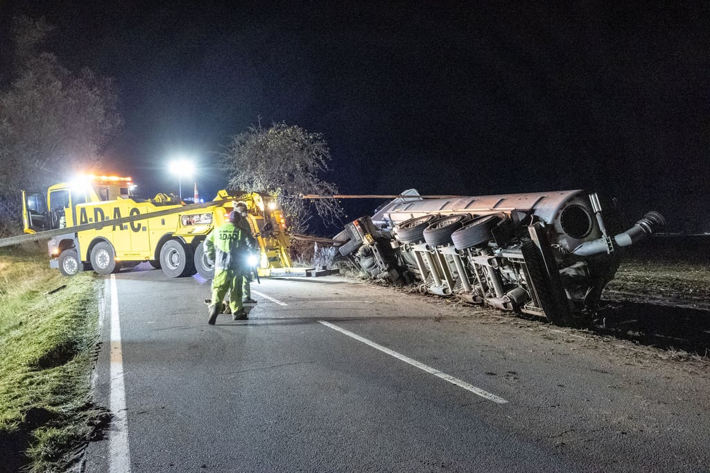 Unfall auf der L113 vor Annaburg: Mit dem gesicherten Berge-Lkw wird versucht, den havarierten Tanklaster aufzurichten.