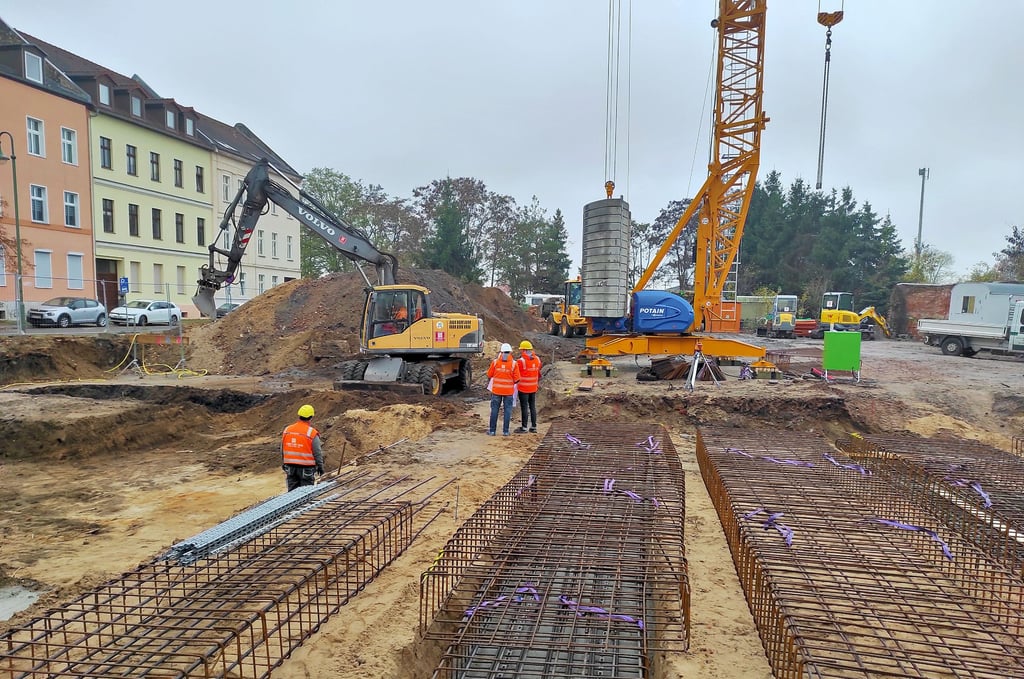 Die Fundamente sind in Arbeit für das neue Appartementhaus auf dem Eckgrundstück Basedowstraße/Akensche Straße. Die Fläche lag jahrelang brach.