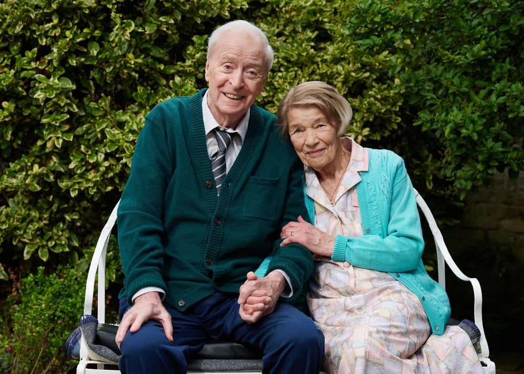Glenda Jackson (r) als Rene und Michael Caine (l) als Bernard in einer Szene des Films "In voller Blüte".