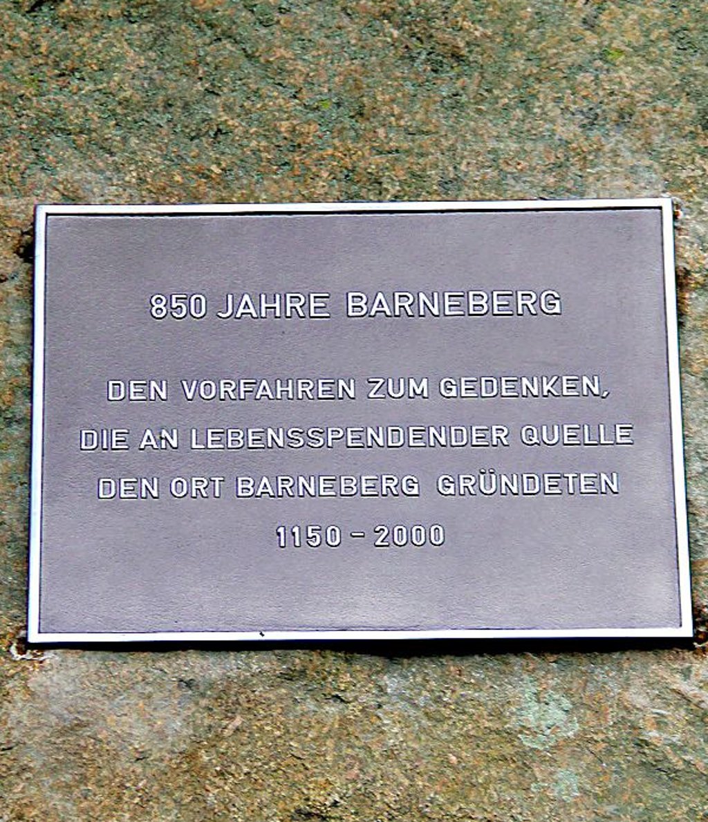 Jetzt ein Alu-Guss: die Erinnerungstafel mit Bezug auf Ersterwähnung und 850-Jahr-Feier.