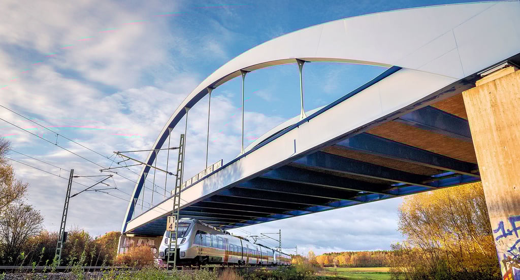 Erfahrungen im Brückenbau über die Bahnstrecke Biederitz-Trebnitz liegen vor. Für die Ortsumfahrung Gommern entstand die blaue Brücke.