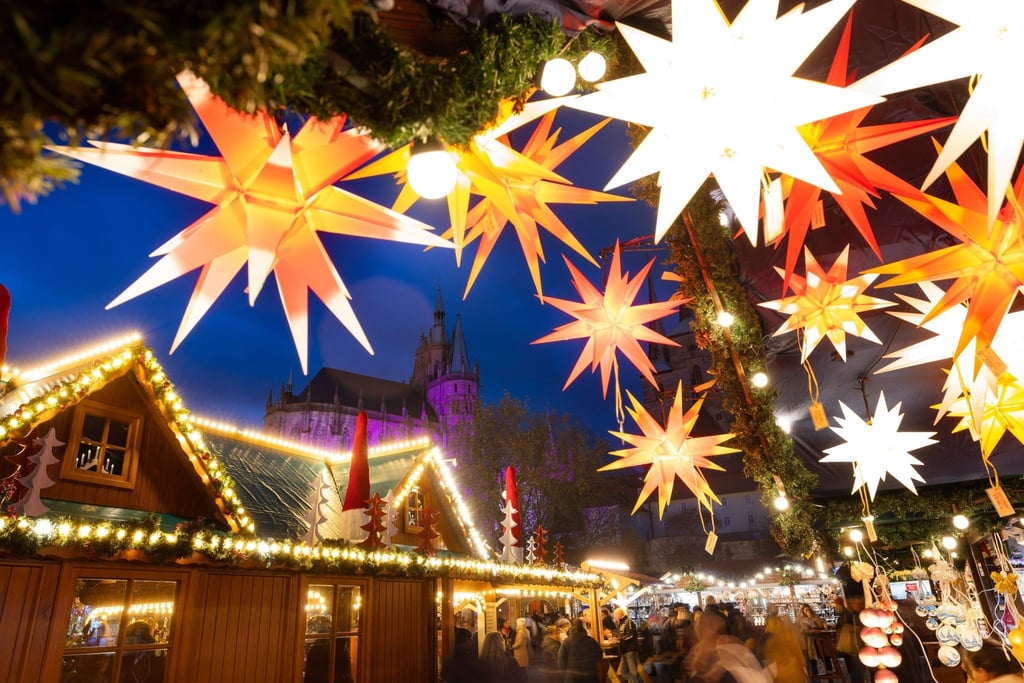 Der Erfurter Weihnachtsmarkt auf dem Domplatz gilt als größter in Thüringen.