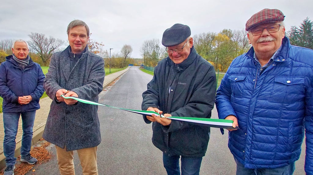 Mit dem symbolischen Scherenschnitt gaben Steffen Amme, Albrecht Schneidewind (2. v. r.) und Andreas Knoche (rechts), die Straße frei.