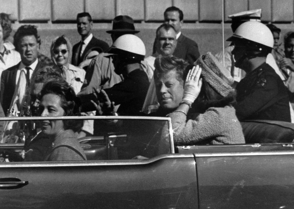 Kurz vor seiner Ermordung sitzt der damalige US-Präsident John F. Kennedy am 22.11.1963 in Dallas zusammen mit seiner Frau Jacqueline Kennedy (r) sowie dem dem Gouverneur von Texas, John Connally, und desen Frau Nellie Connally in einer offenen Limousine.