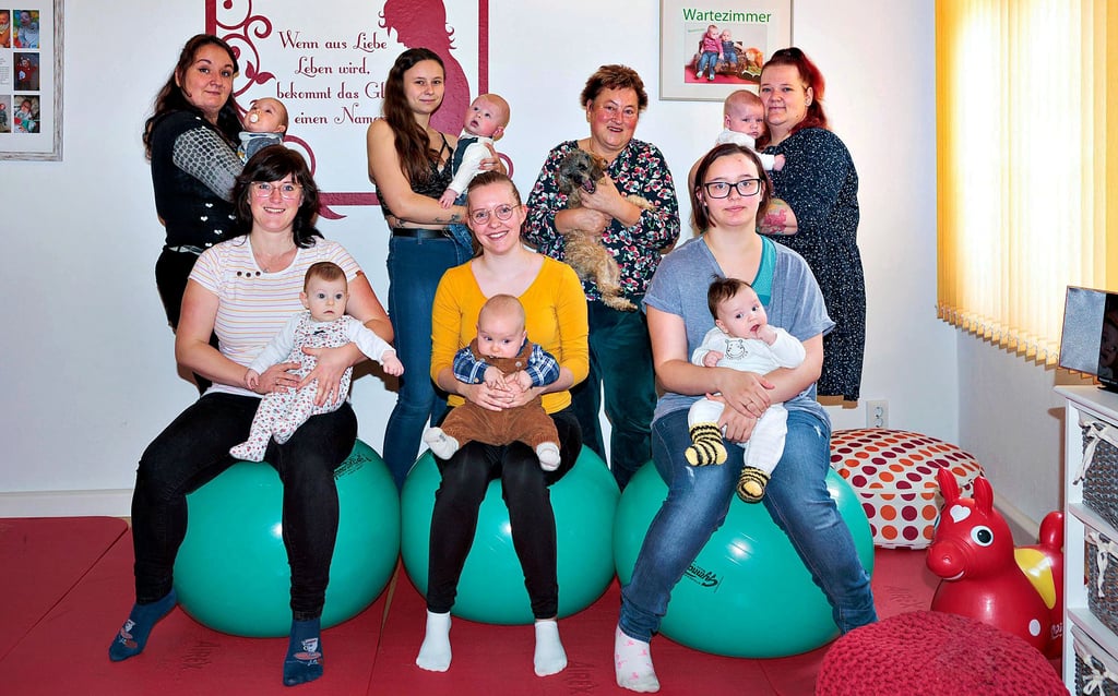 Immer wieder donnerstags treffen sich junge Mütter mit ihren Babys bei Hebamme Gabi Knobloch (hinten zweite von rechts) in Zeitz. Dort wird Gymnasik gemacht, geplaudert und um Rat gefragt.