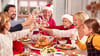 Symbolfoto - Bis die ganze Familie vor dem leckeren Weihnachtsessen sitzen kann, gibt es viel zu tun. 