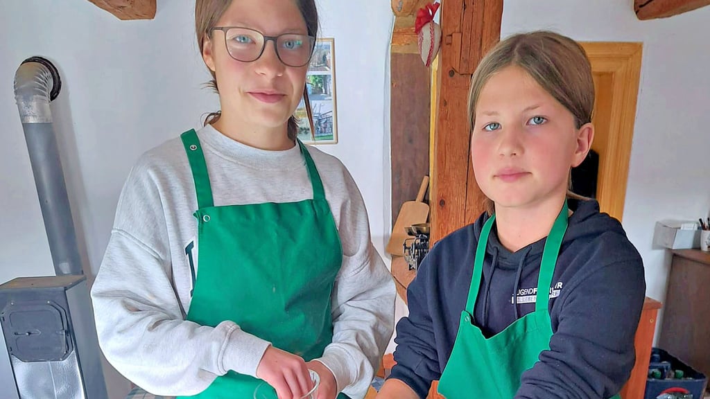 Plätzchenbacken für den Weihnachtsmarkt beim Trachten- und Brauchtumsverein: Charlotte und Stella haben die Verzierung mit Zuckerguss und Streusel übernommen.