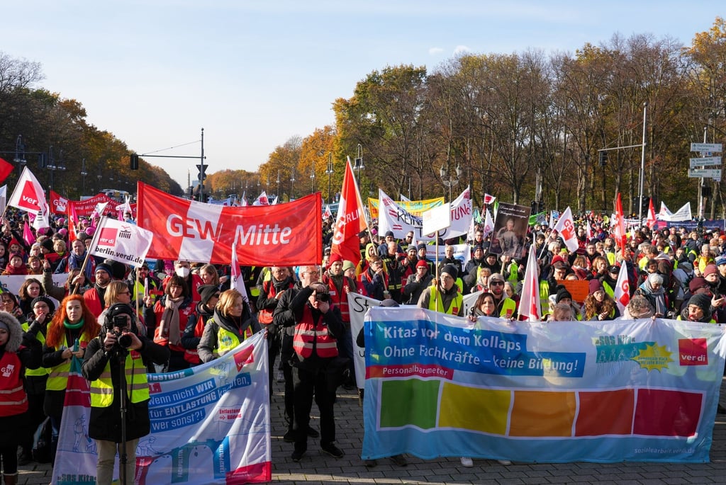Demonstranten während einer Kundgebung auf dem Platz des 18. März und der Strasse des 17. Juni.