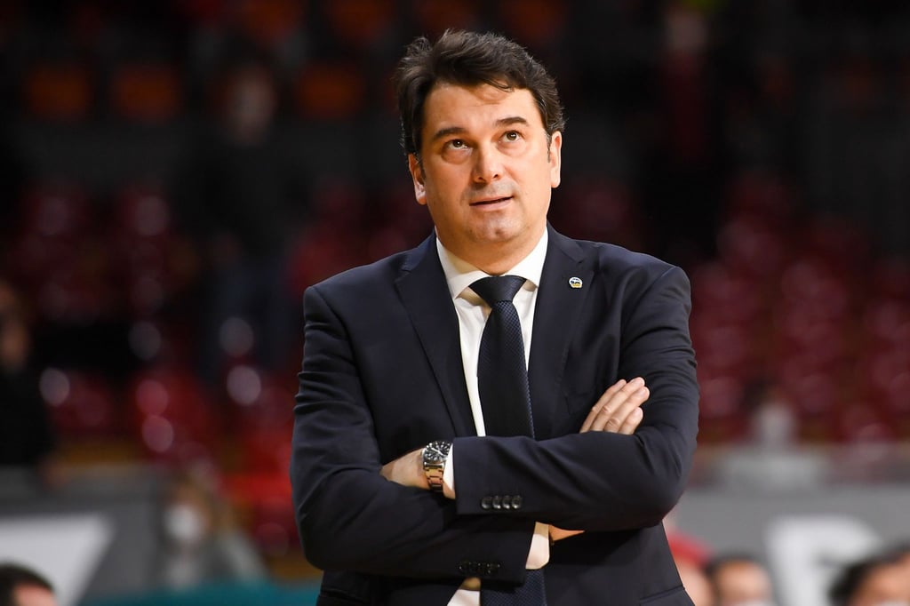 Alba-Trainer Israel González steht am Spielfeldrand.