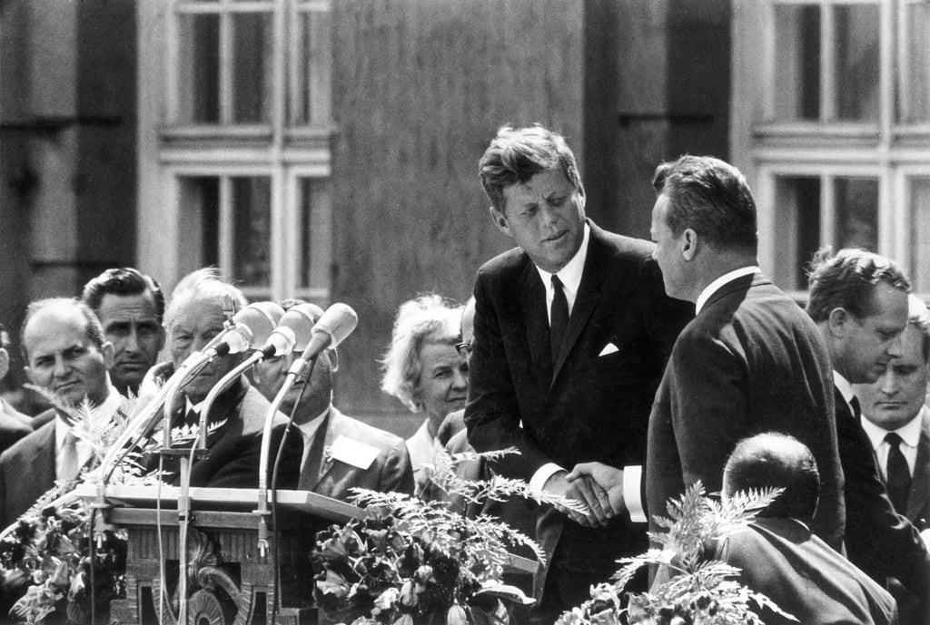 Handschlag in Berlin: US-Präsident John F. Kennedy (M) und der Regierende Bürgermeister von Berlin, Willy Brandt (r), vor dem Schöneberger Rathaus am 26. Juni 1963. Dort sprach Kennedy den legendären Satz „Ich bin ein Berliner“.