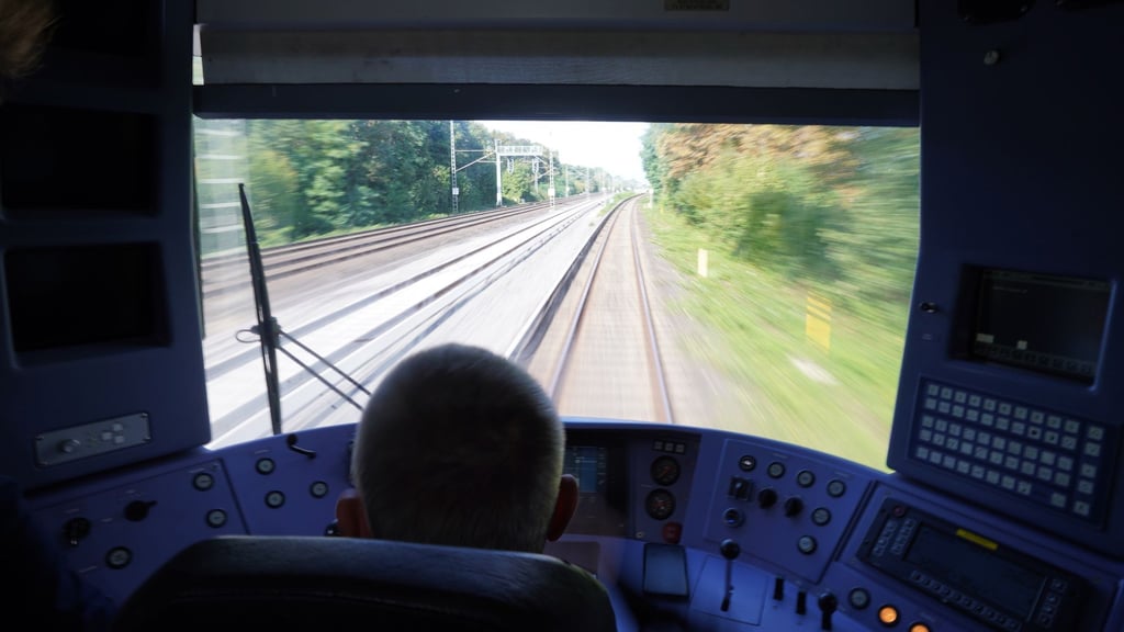 Ein Lokführer kontrolliert die Fahrt.