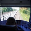 Ein Lokführer kontrolliert die Fahrt. Künftig sollen auch Quereinsteiger in Sachsen-Anhalt für diese Arbeit ausgebildet werden.