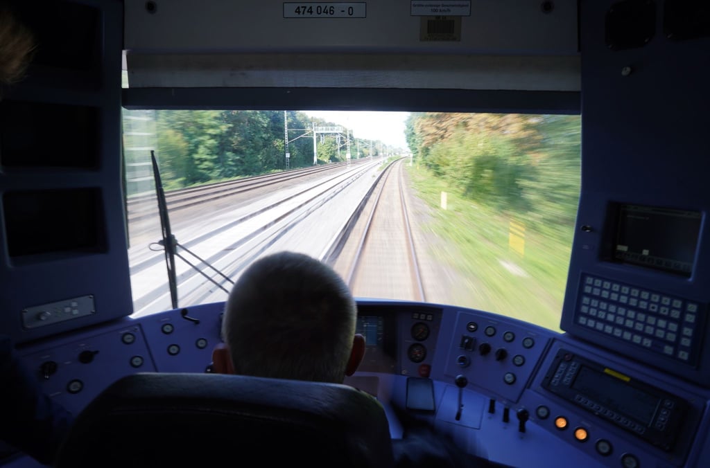 Ein Lokführer kontrolliert die Fahrt.