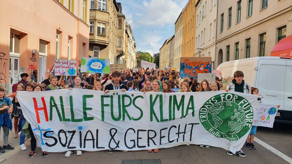 Äußern sich ausführlich zur Klimakrise, nicht zum Nahostkonflikt: FFF-Mitglieder beim Klimastreik in Halle im letzten Jahr