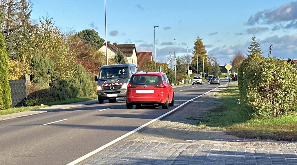 Auf der zumeist geradlinigen Grabower Landstraße in der Burger Siedlung wird gern aufs Gaspedal gedrückt.
