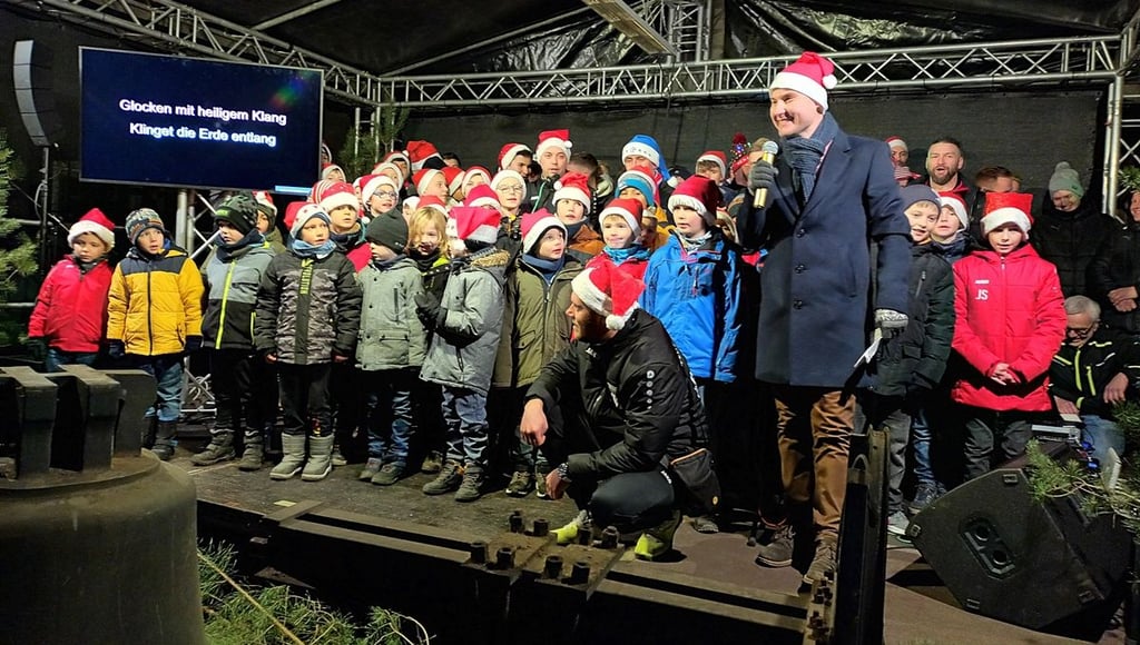Weihnachtssingen mit Martin Zimmermann und den Fußballern von Rot-Weiß Zerbst am 15. Dezember auf dem Weihnachtsmarkt.