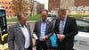 Vor der neuen Ladesäule zeigt Geschäftsführer Ronny Strebe (Mitte) Bürgermeister Carsten Staub (rechts) und Oliver Plewe (Stadt) die Lade-App.