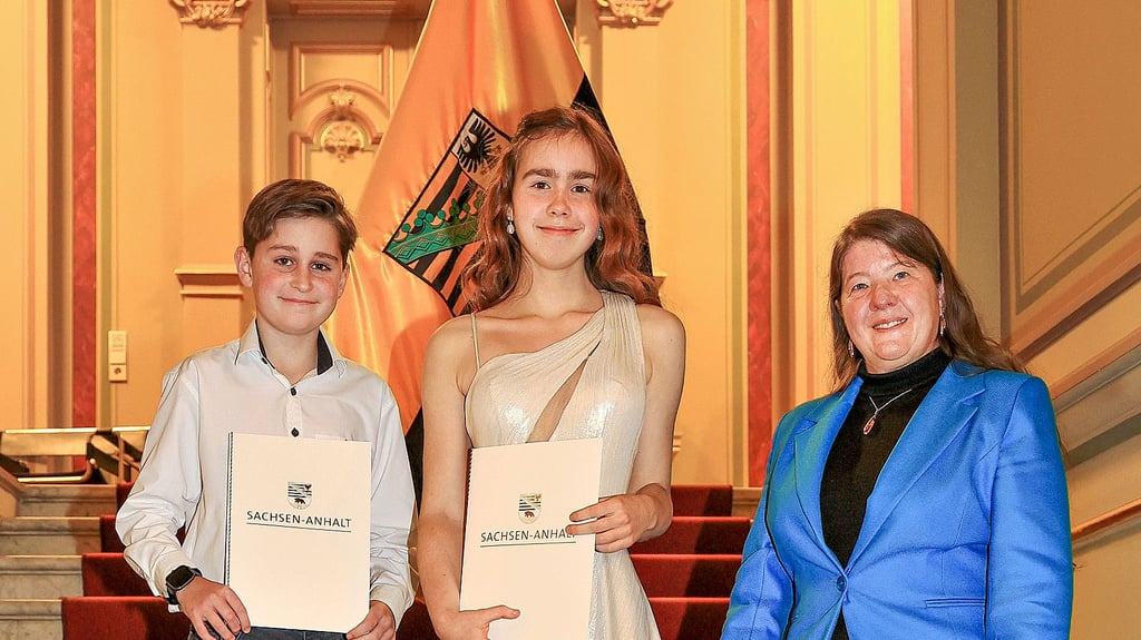 Lara Maria Schaefer und Yannik Kühne erhielten Landesförderpreise. Lara Maria ist zudem die diesjährige Trägerin des Pressler-Preises. Peggy Bitterolf hielt die Laudatio.