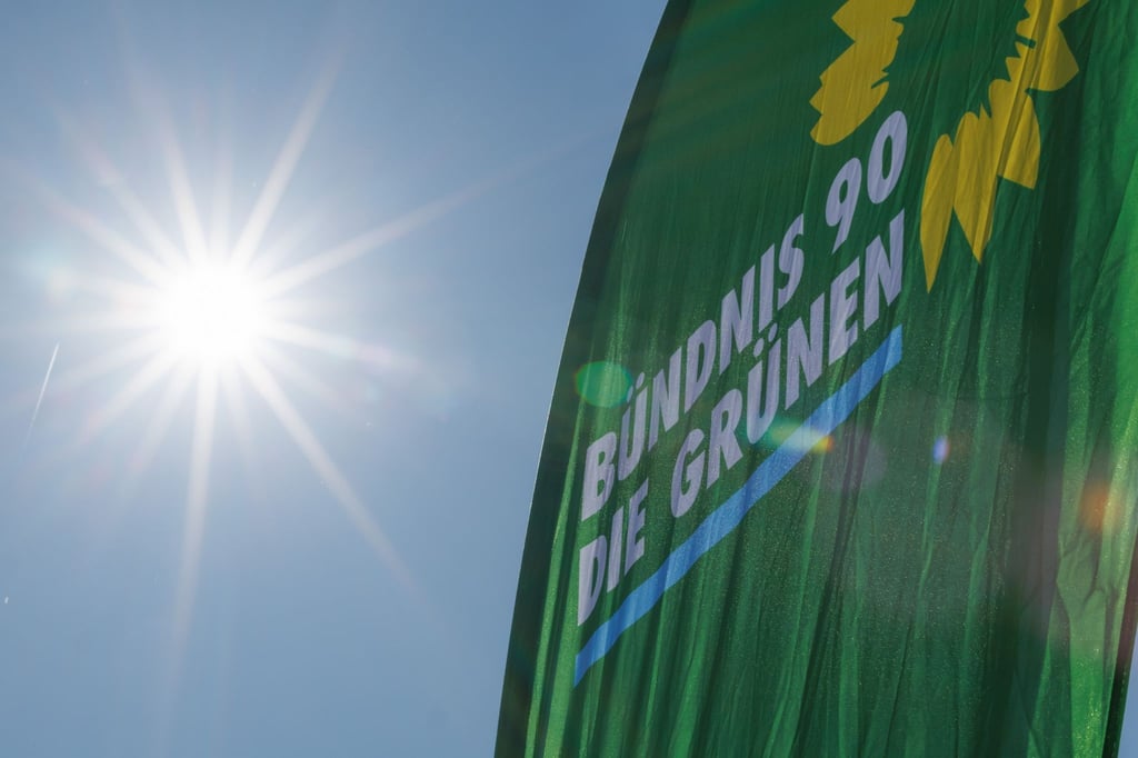 Eine Fahne der Partei Bündnis 90/Die Grünen weht.