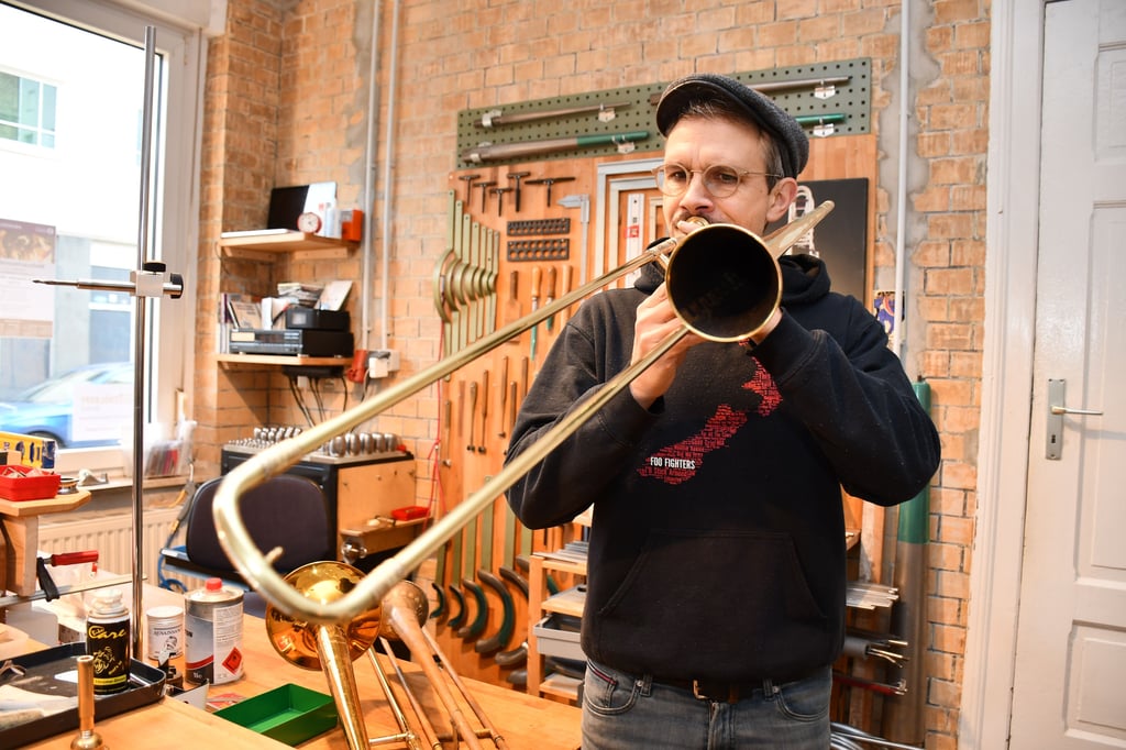 Der Magdeburger Instrumentenbauer Alexander Schölkopf hat eine 450 Jahre alte Renaissance-Posaune nachgebaut.