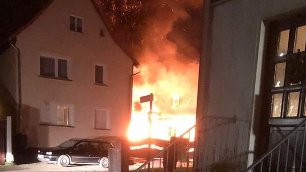 Der lichterloh brennende Carport in der Roßlaer Bäckergasse.