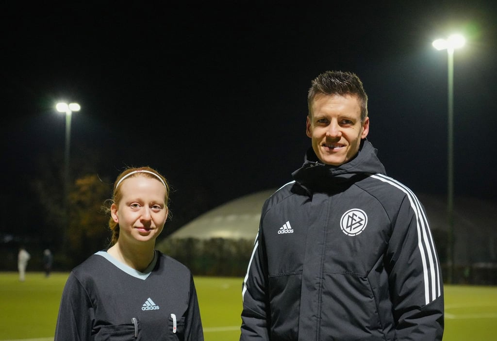 UEFA-Schiedsrichter Daniel Siebert (r) und Schiedsrichterin Michelle Heyder (l).