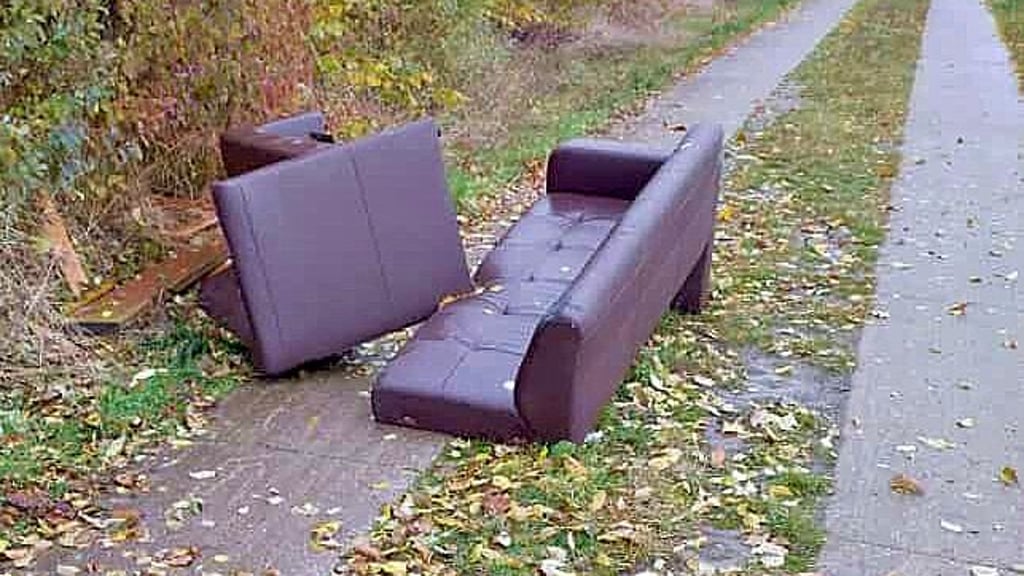 Diese Couch stand auf einem Landwirtschaftsweg bei Aschersleben.